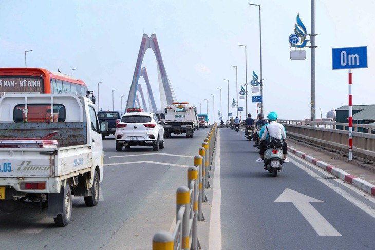 Cầu Nhật Tân xuất hiện mốc khoảng cách 0-50-100-150-200m nhưng chưa xử phạt- Ảnh 2.
