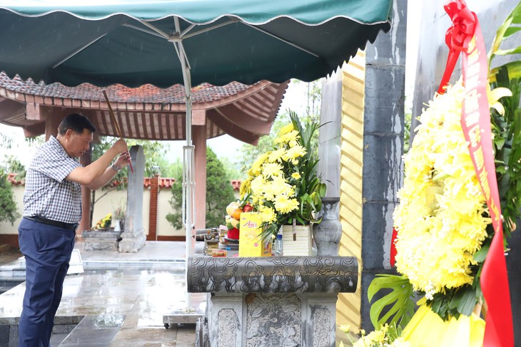 Thứ trưởng Đỗ Xuân Tuyên và đoàn Hội Cựu chiến binh Bộ Y tế tri ân cácAnhhùng,LiệtsĩtạiQuảngNinh - Ảnh 1.