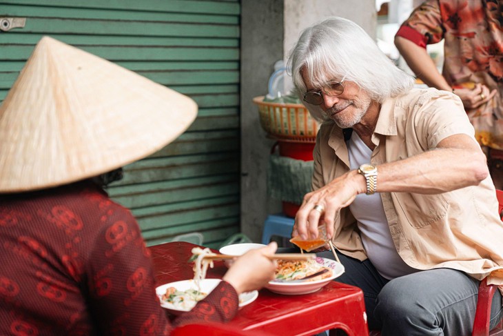MasterChef Leslie Gilliams đi tìm 'linh hồn' của ẩm thực Việt cùng CHIN-SU- Ảnh 1.