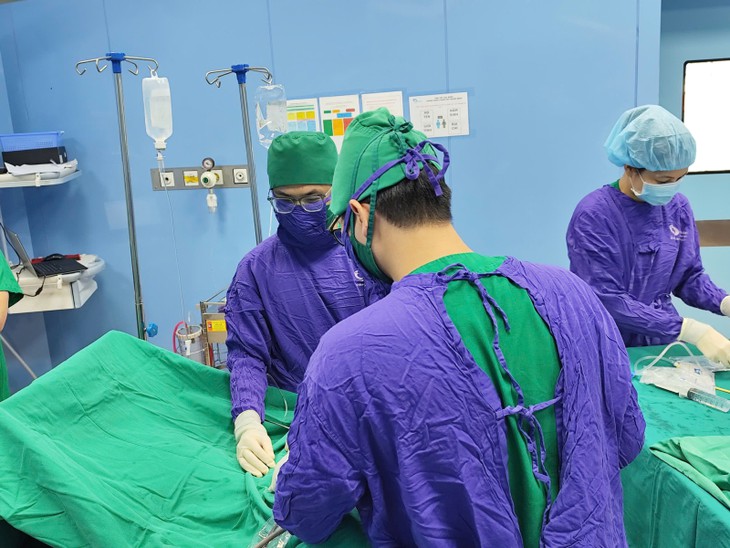 Đau tinh hoàn 2 ngày, bé trai 14 tuổi phải cắt bỏ một bên - Ảnh 1.
