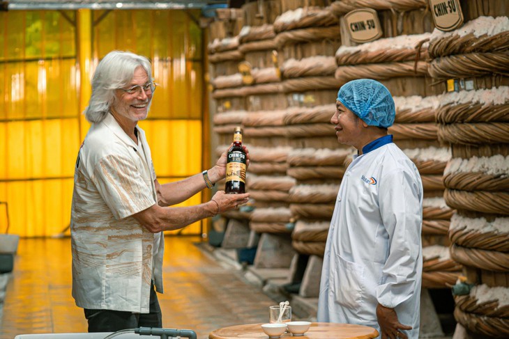 MasterChef Leslie Gilliams đi tìm 'linh hồn' của ẩm thực Việt cùng CHIN-SU- Ảnh 2.
