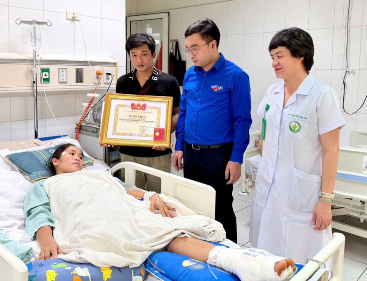 Trao Huy hiệu 'Tuổi trẻ dũng cảm' cho cô giáo cứu học sinh- Ảnh 1.