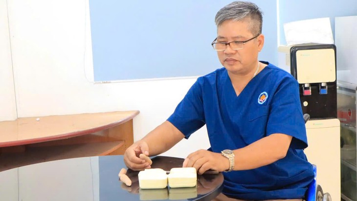 Người đàn ông ngồi xe lăn chế tác những ngón tay giả cho bệnh nhân- Ảnh 1.