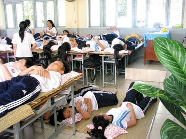 Nỗi lo nam nữ ngủ chung phòng bán trú và góc nhìn tâm lý - Ảnh 1.