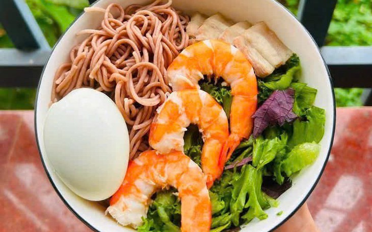 Chế độ dinh dưỡng giúp người sau tuổi 70 duy trì sức khỏe - Ảnh 1.