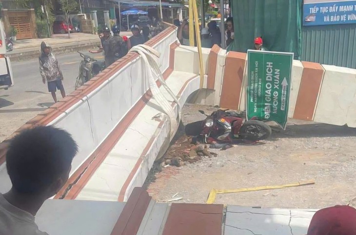 Xe cẩu làm sập cổng làng, bé trai đứt lìa cánh tay- Ảnh 1.