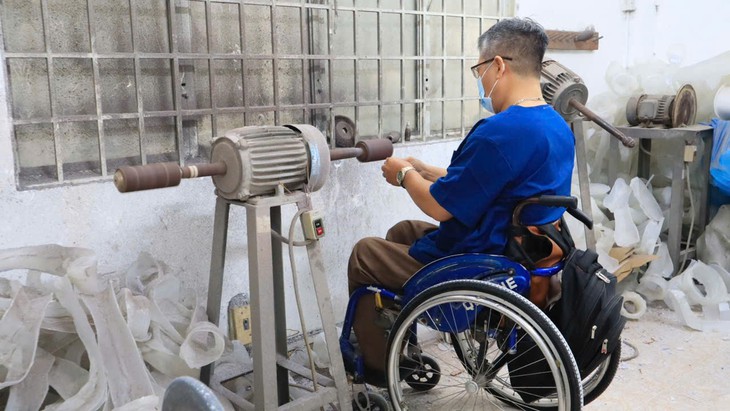 Người đàn ông ngồi xe lăn chế tác những ngón tay giả cho bệnh nhân- Ảnh 3.