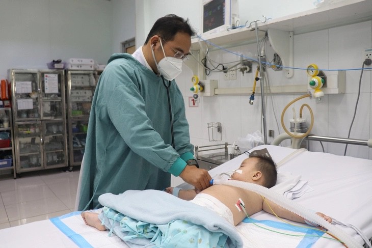 Hai vợ chồng bác sĩ không kịp trở tay khi con mắc tay chân miệng - Ảnh 2.