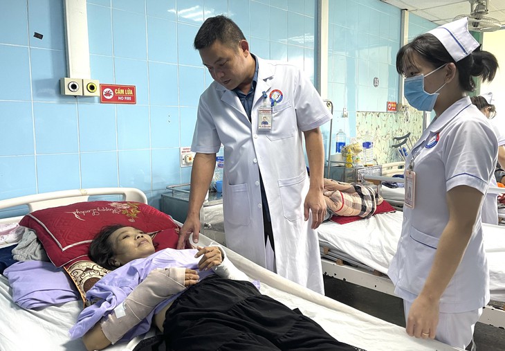 Gia cảnh người đàn ông chăm mẹ già, con bệnh, vợ bị tai nạn nghiêm trọng- Ảnh 4.