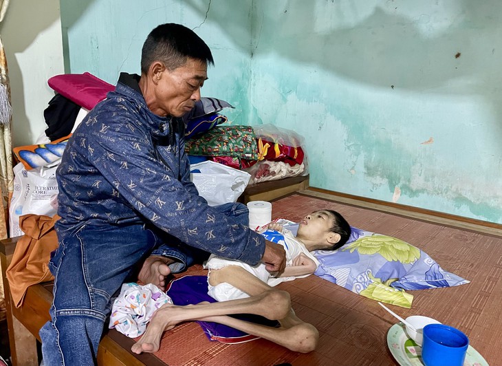 Gia cảnh người đàn ông chăm mẹ già, con bệnh, vợ bị tai nạn nghiêm trọng- Ảnh 2.