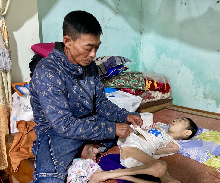 Gia cảnh người đàn ông chăm mẹ già, con bệnh, vợ bị tai nạn nghiêm trọng- Ảnh 5.