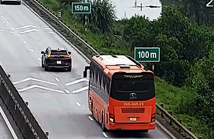 Cao tốc bổ sung biển báo 0m, 50m, 100m tại nơi xử phạt khoảng cách- Ảnh 2.