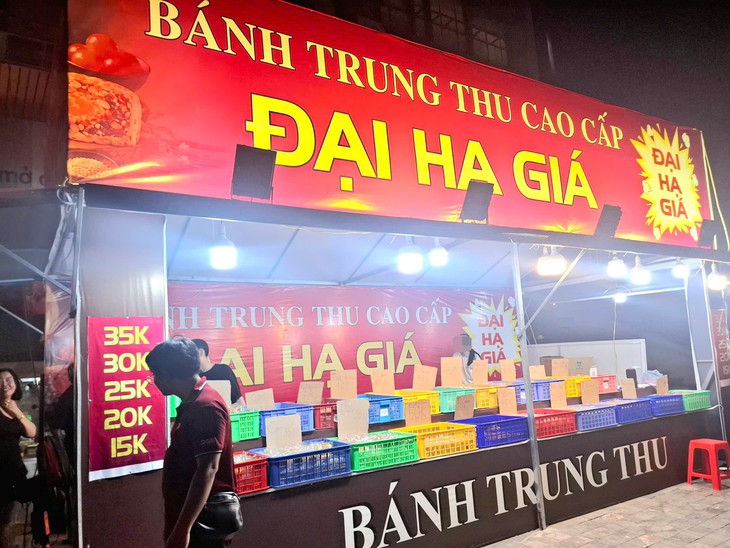 Sau Trung thu, bánh 'đại hạ giá' vẫn ế ẩm- Ảnh 1.