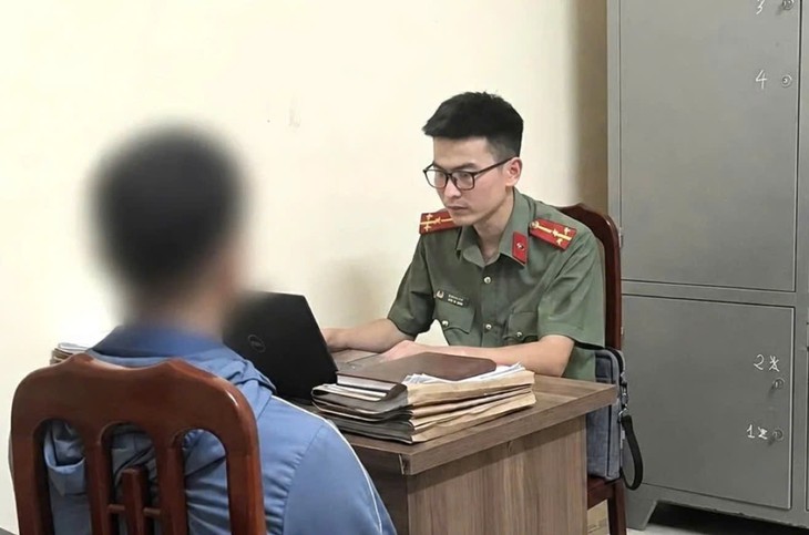 Phát trực tiếp thông tin sai sự thật về 'vỡ đê', hai người bị xử phạt- Ảnh 1.