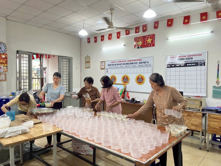 Trạm y tế ở TPHCM: Dược sĩ nấu bữa sáng cho người cao tuổi- Ảnh 2.