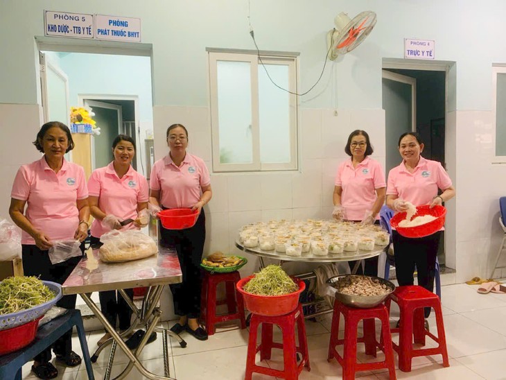Trạm y tế ở TPHCM: Dược sĩ nấu bữa sáng cho người cao tuổi- Ảnh 3.