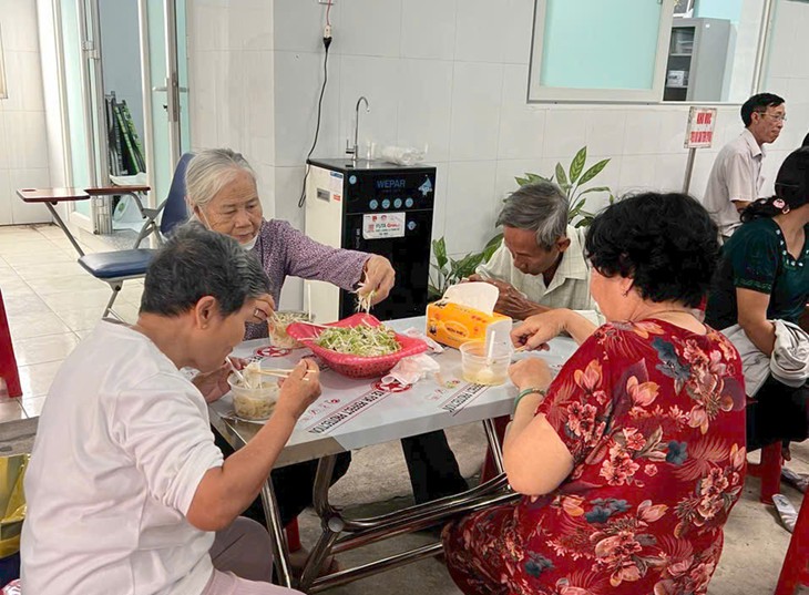 Trạm y tế ở TPHCM: Dược sĩ nấu bữa sáng cho người cao tuổi- Ảnh 4.