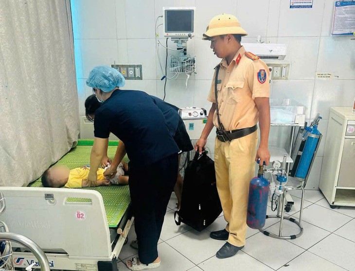 Cảnh sát mở đường đưa bé 15 tháng bị co giật trên quốc lộ đi cấp cứu- Ảnh 1.