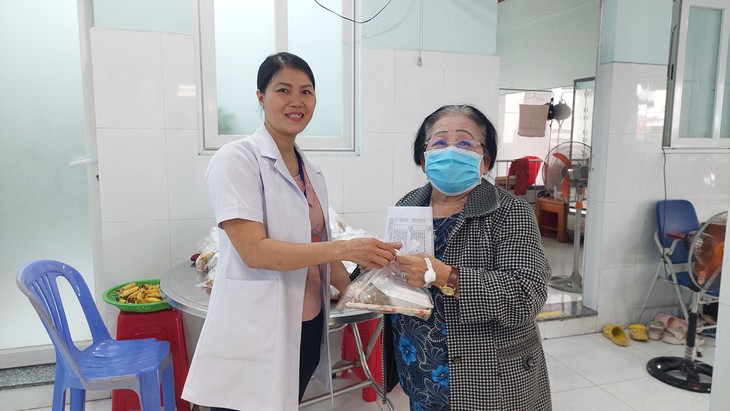 Trạm y tế ở TPHCM: Dược sĩ nấu bữa sáng cho người cao tuổi- Ảnh 1.