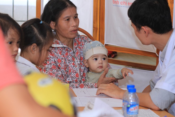 Nhân viên y tế thôn, cô đỡ thôn bản yên tâm công tác khi phụ cấp tăng- Ảnh 1.