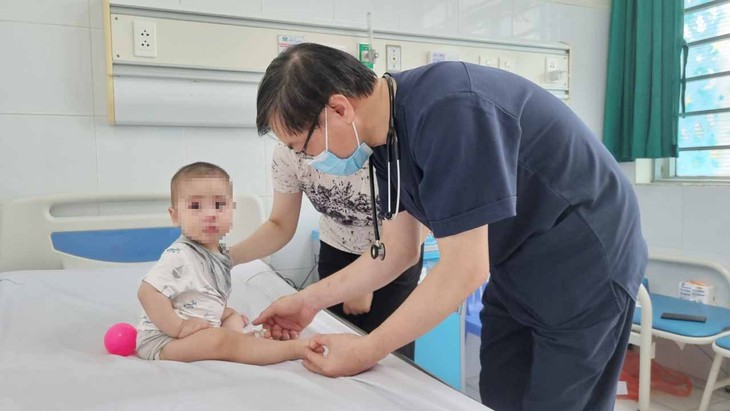 Tay chân miệng: Không phải trẻ nào mắc bệnh cũng nhẹ - Ảnh 2.