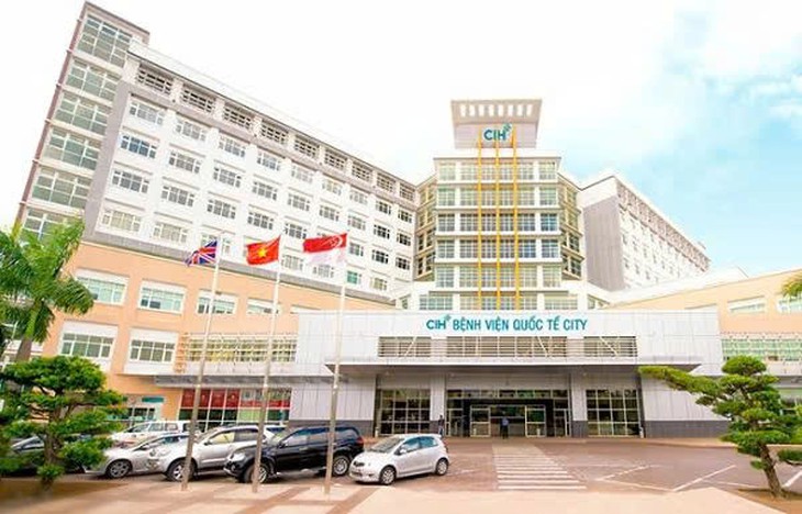 Người phụ nữ 65 tuổi tử vong sau phẫu thuật treo sa trễ, đặt túi ngực - Ảnh 1.