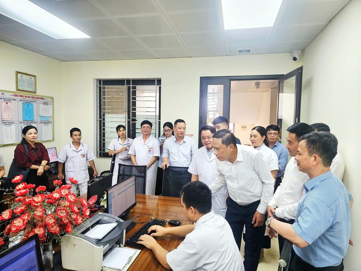 Lào Cai liên thông dữ liệu điều trị, người dân được theo dõi sức khỏe liên tục- Ảnh 1.
