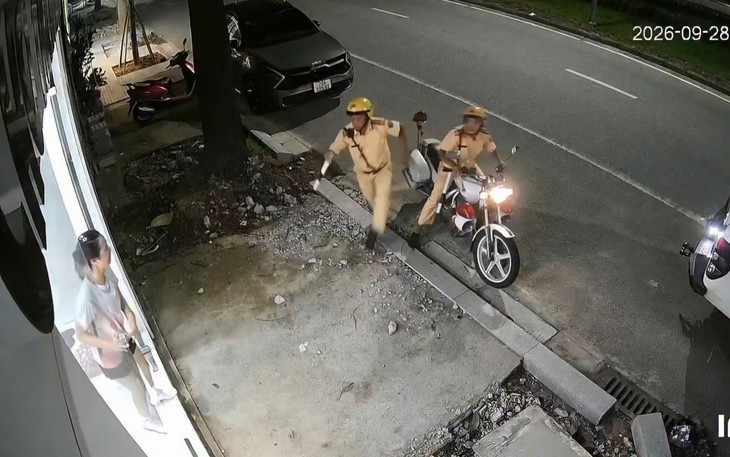 CSGT Huế hỗ trợ đưa người có biểu hiện đột quỵ đi cấp cứu- Ảnh 1.