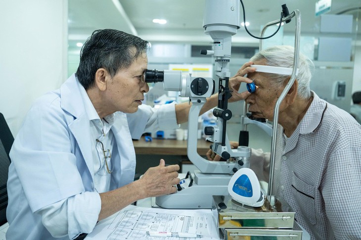 Hơn 40 năm và một sứ mệnh: Giữ lại ánh sáng cho người bệnh - Ảnh 2.