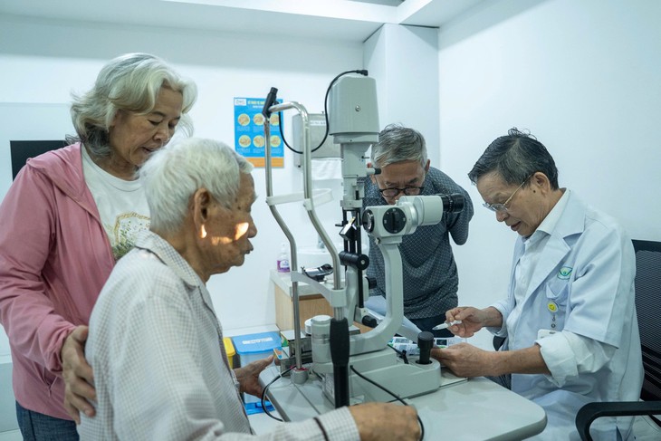 Hơn 40 năm và một sứ mệnh: Giữ lại ánh sáng cho người bệnh - Ảnh 4.