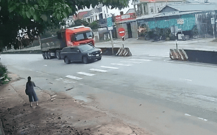 Bật xi nhan rồi 'bẻ lái' sang làn khác gây tai nạn nghiêm trọng- Ảnh 2.