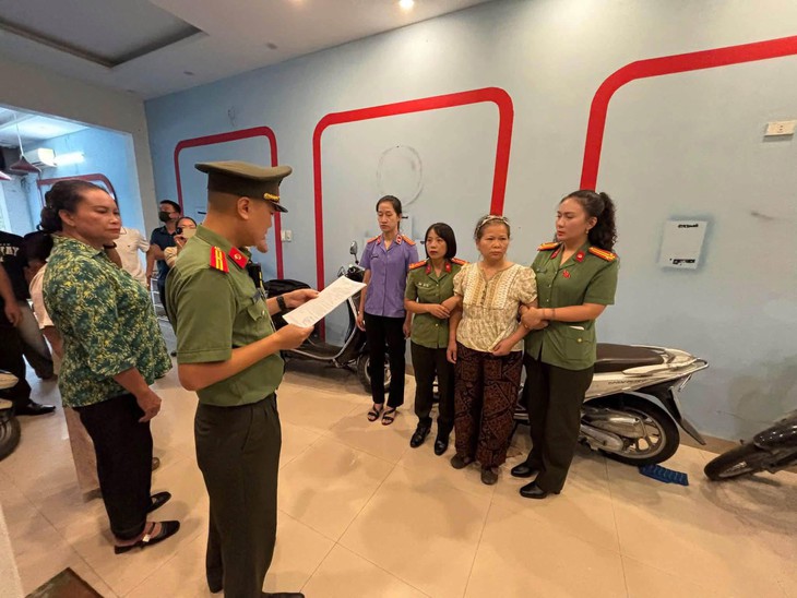 Khởi tố người phụ nữ xúc phạm Quốc kỳ, vu khống cơ quan tổ chức- Ảnh 1.