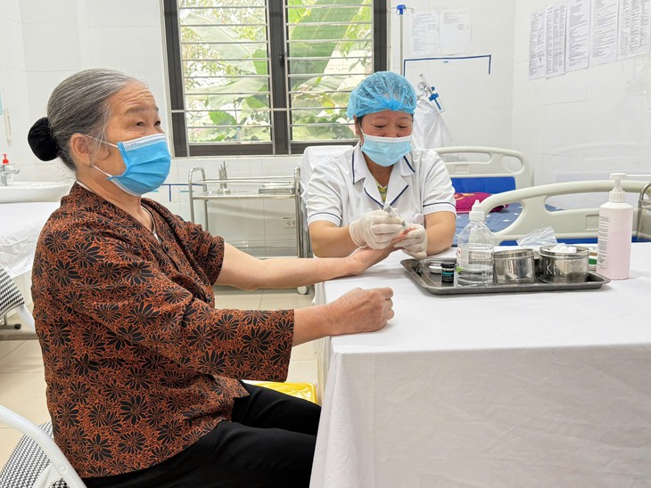 Y tế cơ sở là nền tảng đưa dịch vụ chăm sóc sức khỏe đến gần người dân- Ảnh 1.