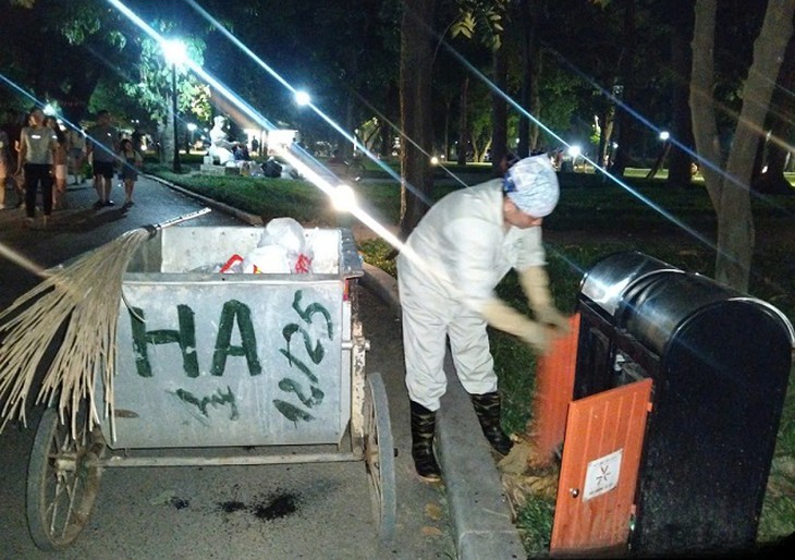 Thức trắng đêm sau màn pháo hoa rực rỡ để công viên sạch đẹp lúc bình minh- Ảnh 7.