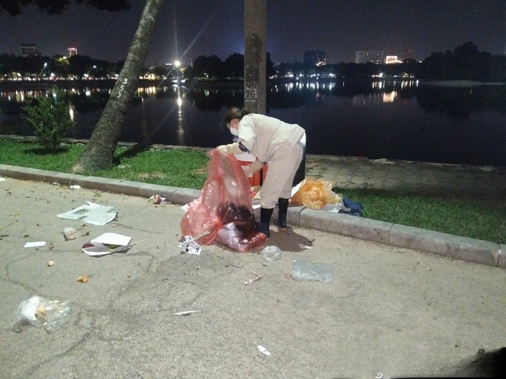 Thức trắng đêm sau màn pháo hoa rực rỡ để công viên sạch đẹp lúc bình minh- Ảnh 6.