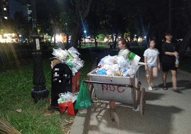 Thức trắng đêm sau màn pháo hoa rực rỡ để công viên sạch đẹp lúc bình minh- Ảnh 8.