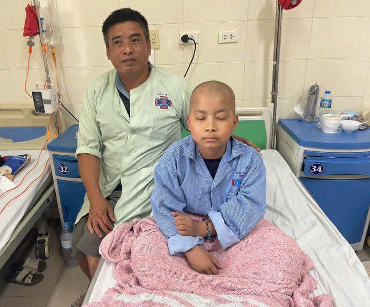 Xót xa bé trai 13 tuổi mắc u não, mẹ mang di chứng chất độc da cam, gia đình kiệt quệ vì tiền chữa bệnh- Ảnh 3.