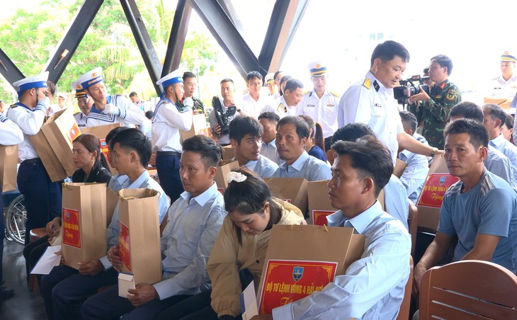 32 ngư dân gặp nạn trên biển đã về đến đất liền, sum họp cùng người thân- Ảnh 1.