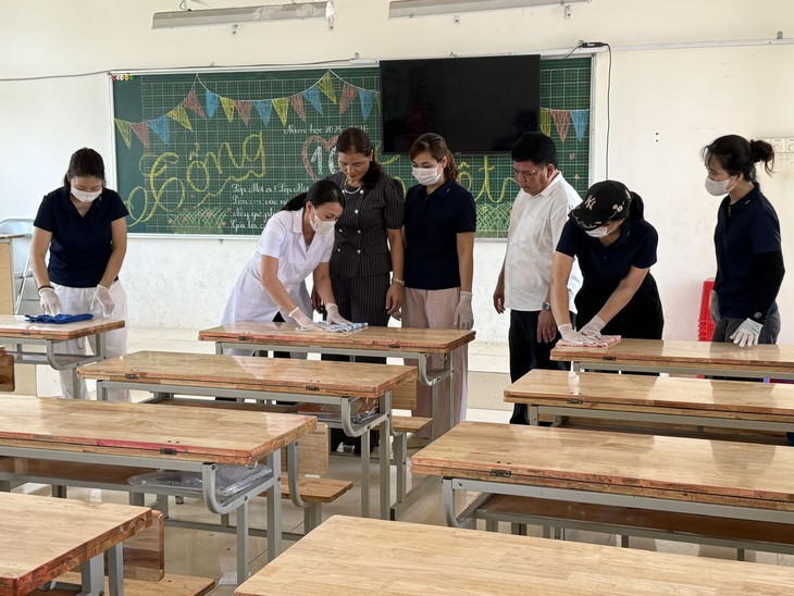Trước ngày khai giảng, các trường học ở Hà Nội chặn dịch bệnh ngay từ cửa lớp- Ảnh 1.