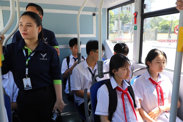 Quảng Ninh khai trương xe buýt điện miễn phí đưa đón học sinh đến trường- Ảnh 4.