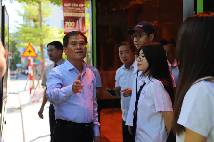 Quảng Ninh khai trương xe buýt điện miễn phí đưa đón học sinh đến trường- Ảnh 3.