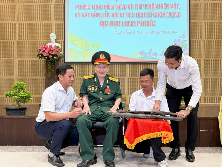 TPHCM: Đại tá Tư Cang trao tặng kỷ vật chiến tranh cho bảo tàng- Ảnh 1.