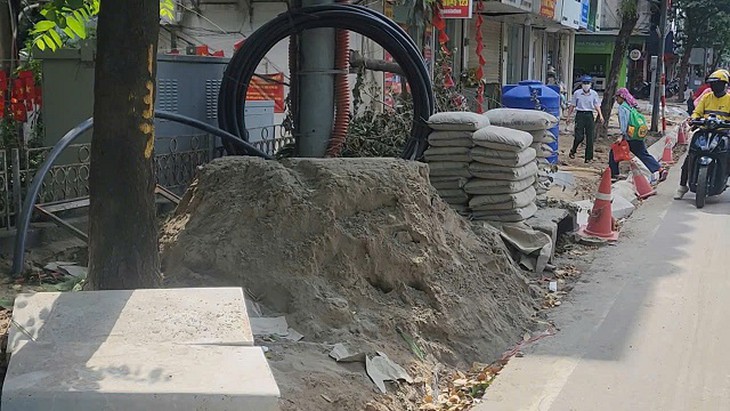 Đào vỉa hè đồng loạt, phố trung tâm Hà Nội thành ‘đại công trường’- Ảnh 5.