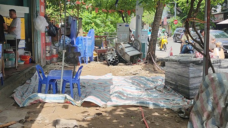 Đào vỉa hè đồng loạt, phố trung tâm Hà Nội thành ‘đại công trường’- Ảnh 12.