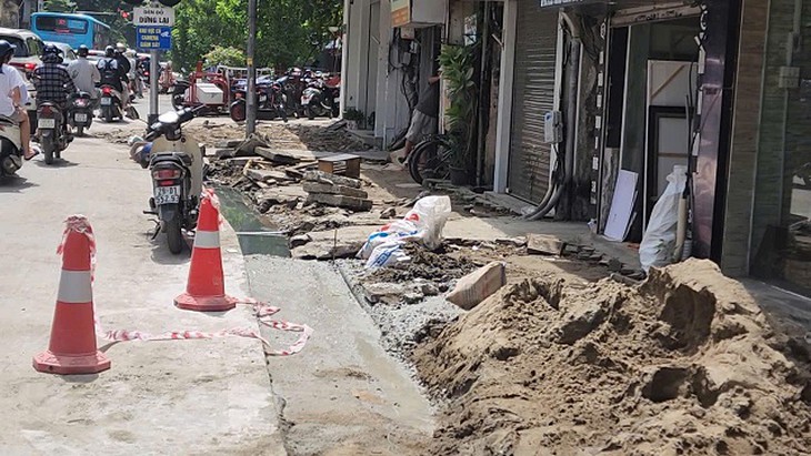 Đào vỉa hè đồng loạt, phố trung tâm Hà Nội thành ‘đại công trường’- Ảnh 6.