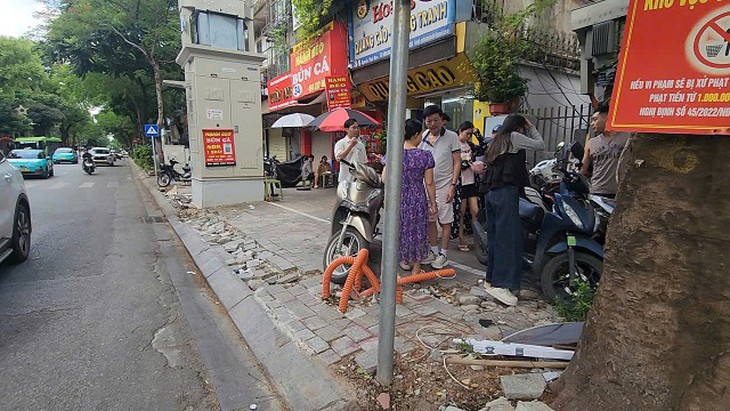 Đào vỉa hè đồng loạt, phố trung tâm Hà Nội thành ‘đại công trường’- Ảnh 13.