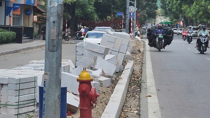 Đào vỉa hè đồng loạt, phố trung tâm Hà Nội thành ‘đại công trường’- Ảnh 4.