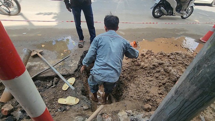 Đào vỉa hè đồng loạt, phố trung tâm Hà Nội thành ‘đại công trường’- Ảnh 9.