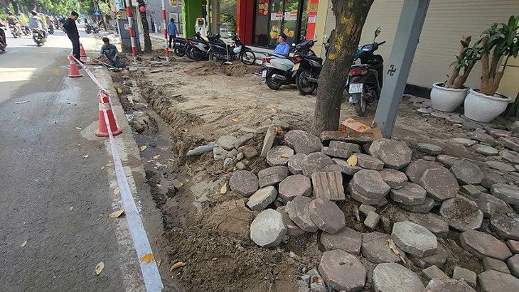 Đào vỉa hè đồng loạt, phố trung tâm Hà Nội thành ‘đại công trường’- Ảnh 8.