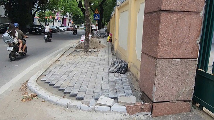 Đào vỉa hè đồng loạt, phố trung tâm Hà Nội thành ‘đại công trường’- Ảnh 15.